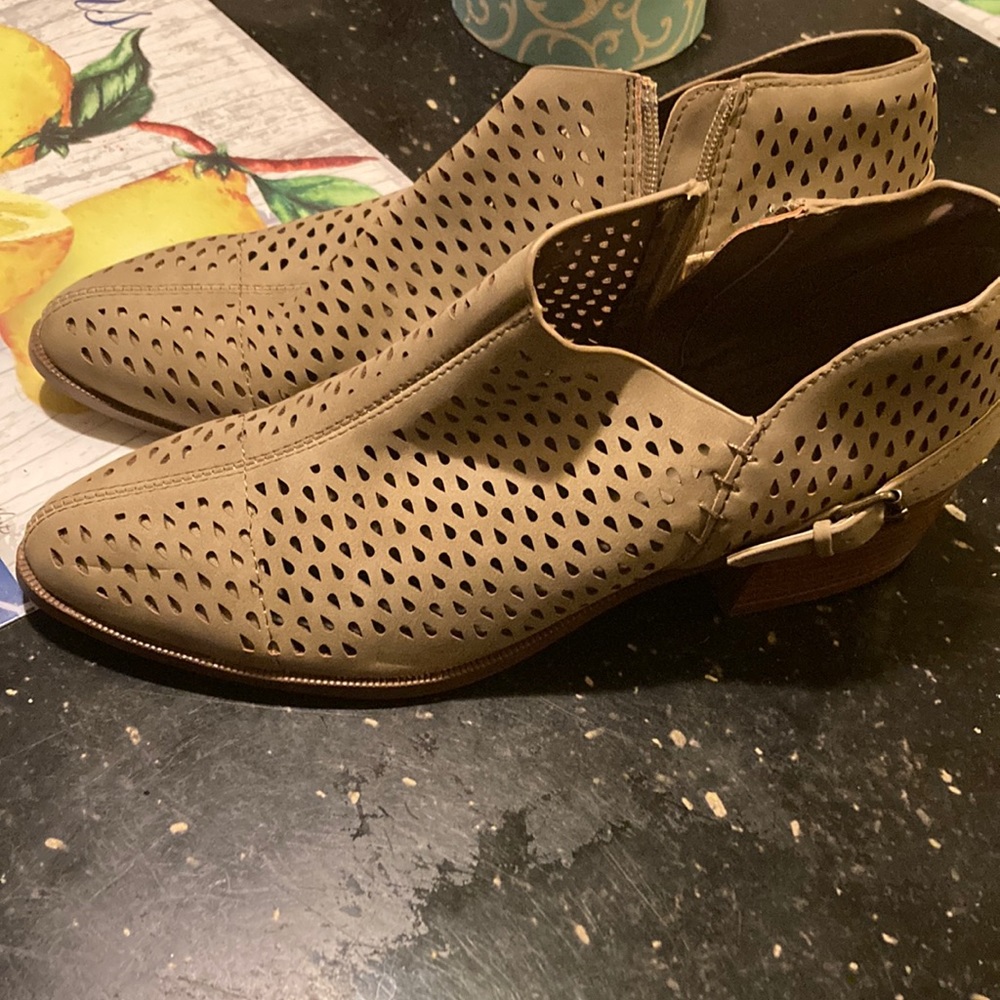 New boots size 10 tan color